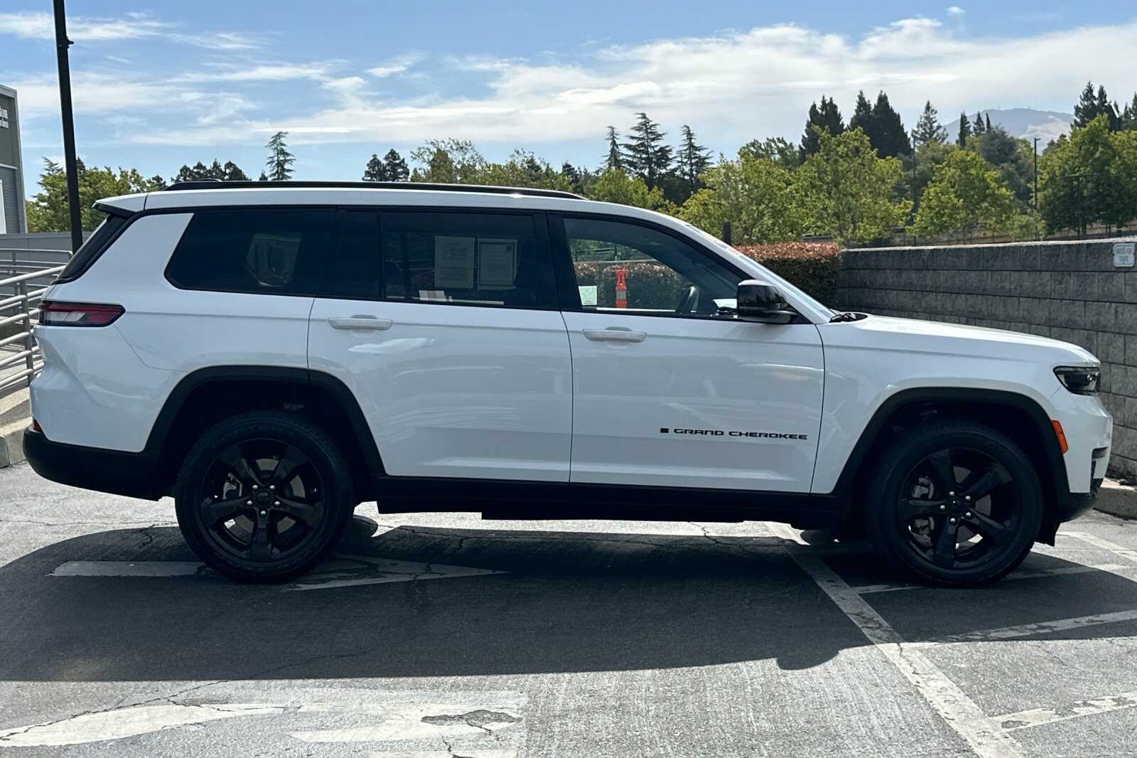 2023 Jeep Grand Cherokee Altitude photo 3