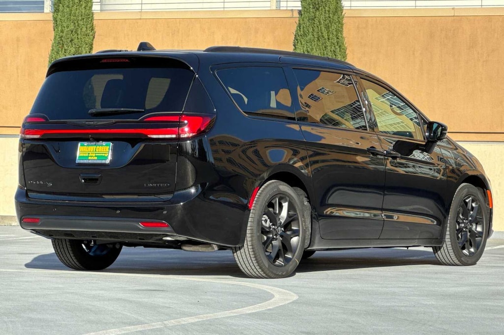 New 2026 Chrysler Pacifica LIMITED Passenger Van