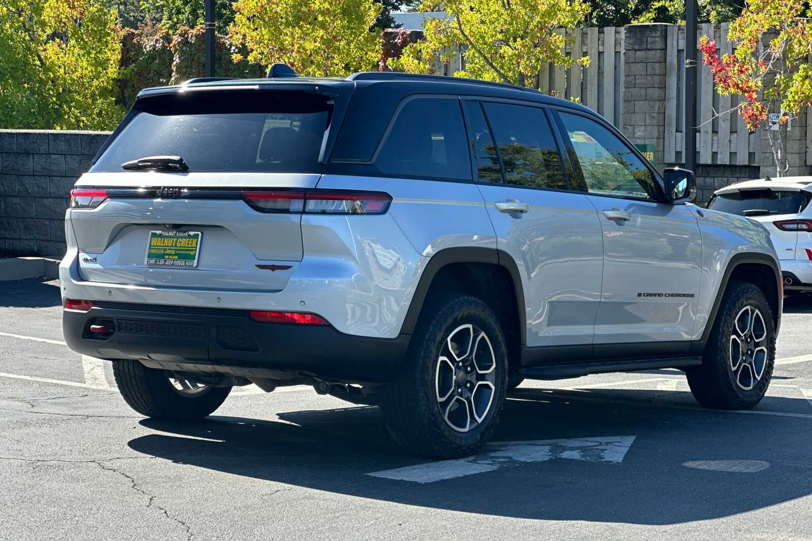 2022 Jeep Grand Cherokee Trailhawk photo 2