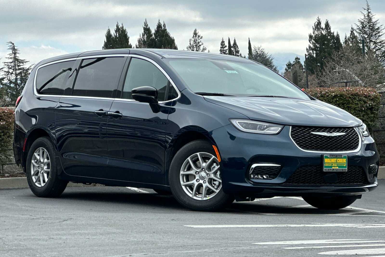 2025 Chrysler Pacifica photo 2