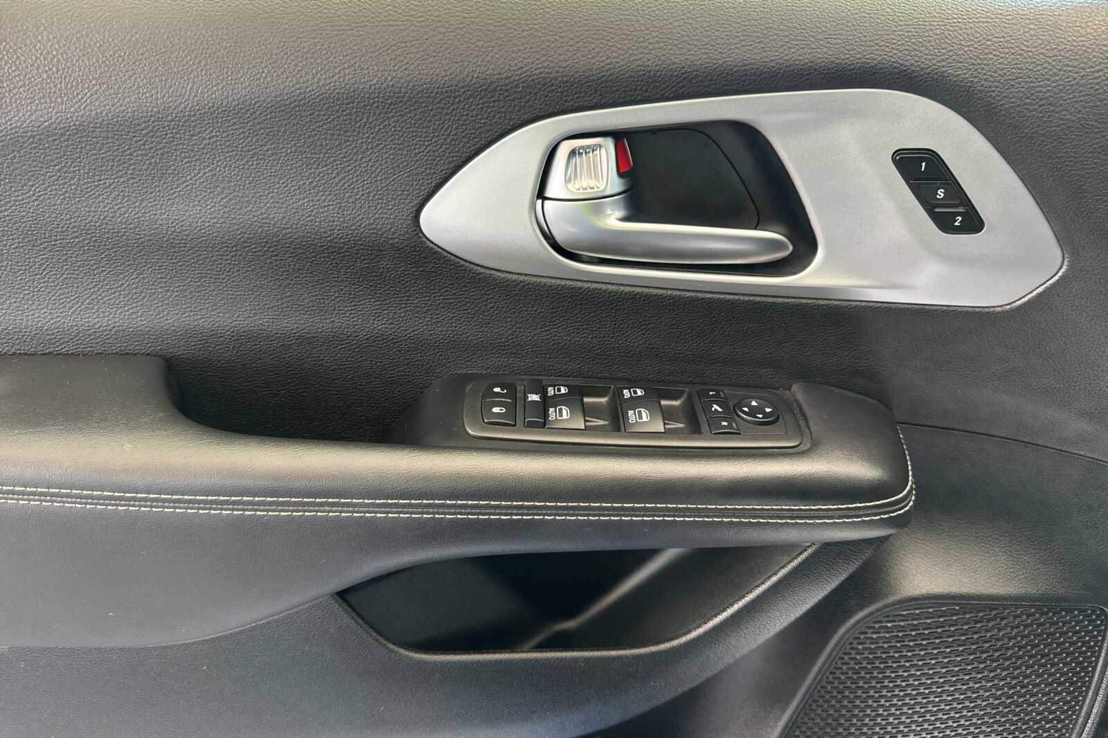 2025 Chrysler Pacifica Limited photo 3