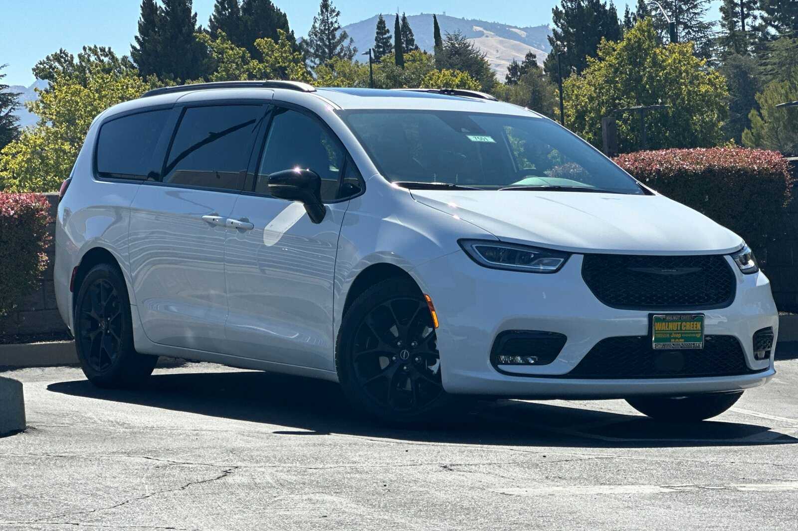 2025 Chrysler Pacifica Limited photo 2