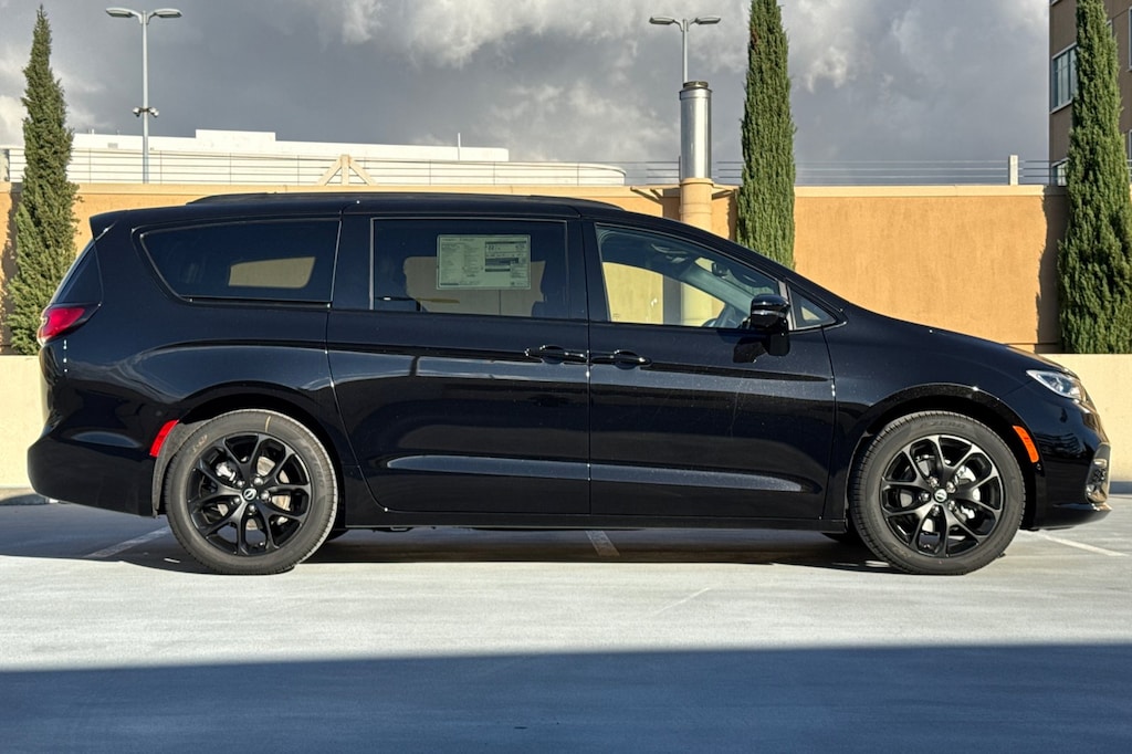 New 2026 Chrysler Pacifica LIMITED Passenger Van