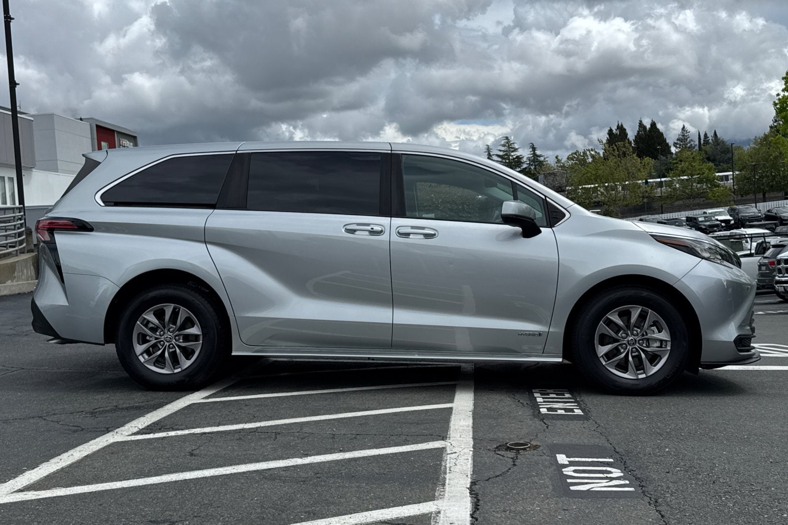 2021 Toyota Sienna LE 8-Passenger photo 2