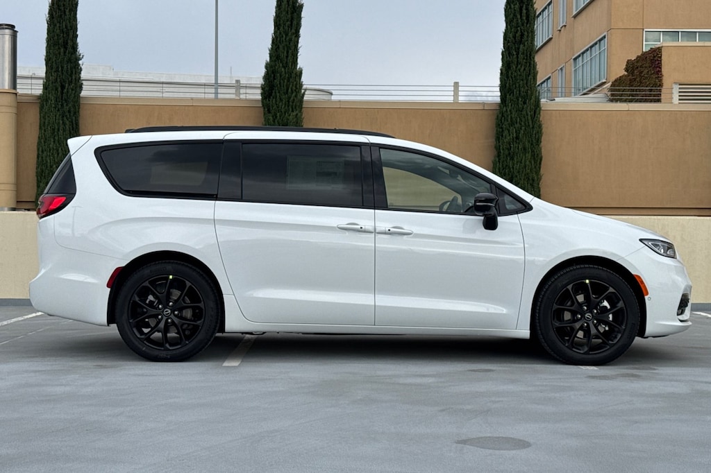 New 2026 Chrysler Pacifica LIMITED Passenger Van