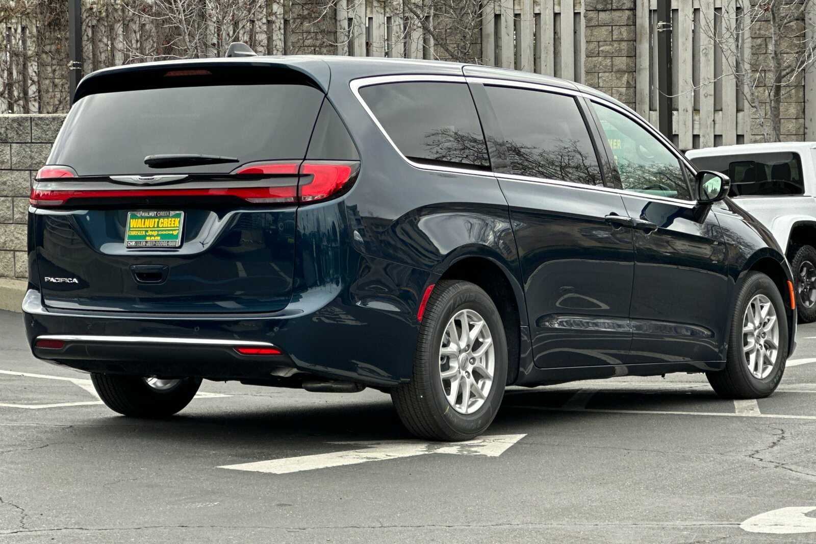 2025 Chrysler Pacifica photo 4