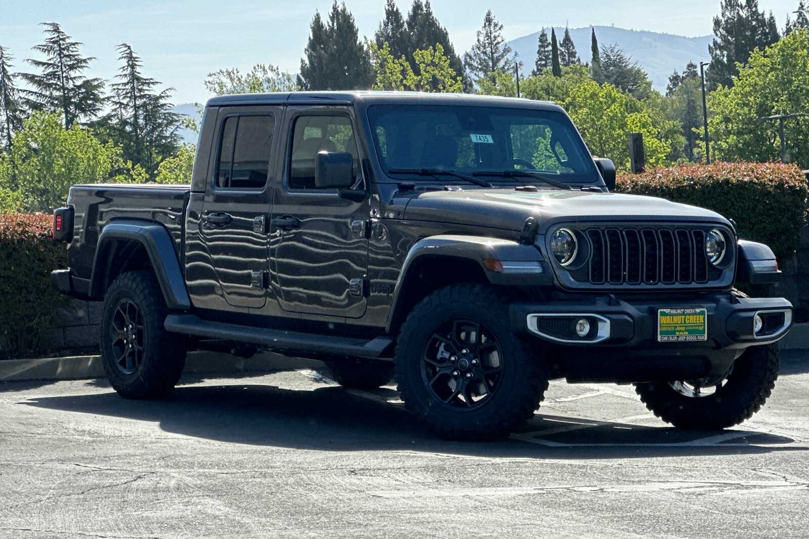 2025 Jeep Gladiator Sport photo 2