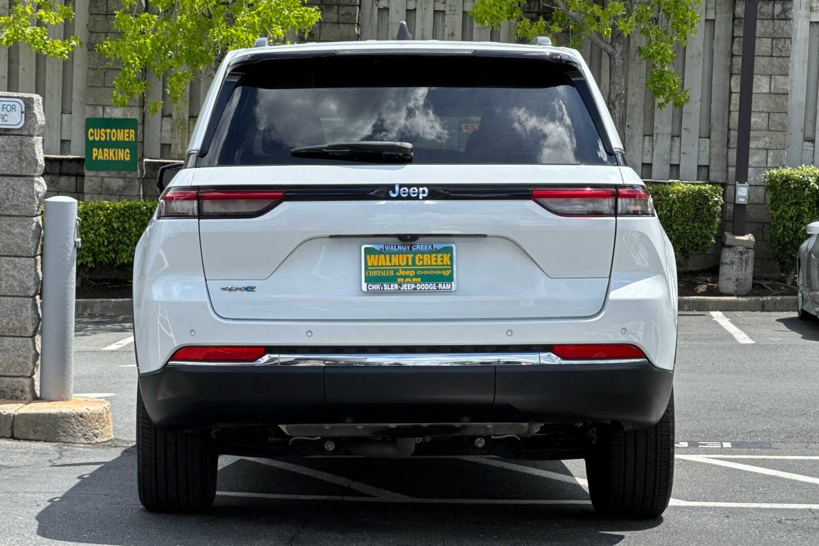 2022 Jeep Grand Cherokee 4xe | CarEdge | CarEdge