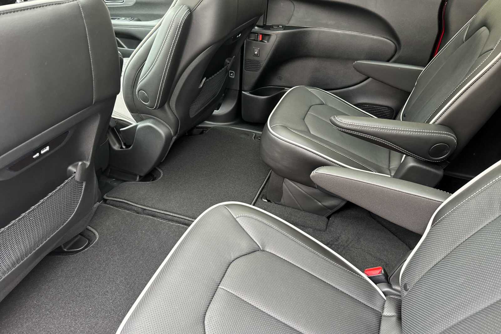 2026 Chrysler Pacifica Limited - Photo 9