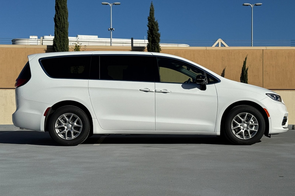 New 2026 Chrysler Pacifica SELECT Passenger Van
