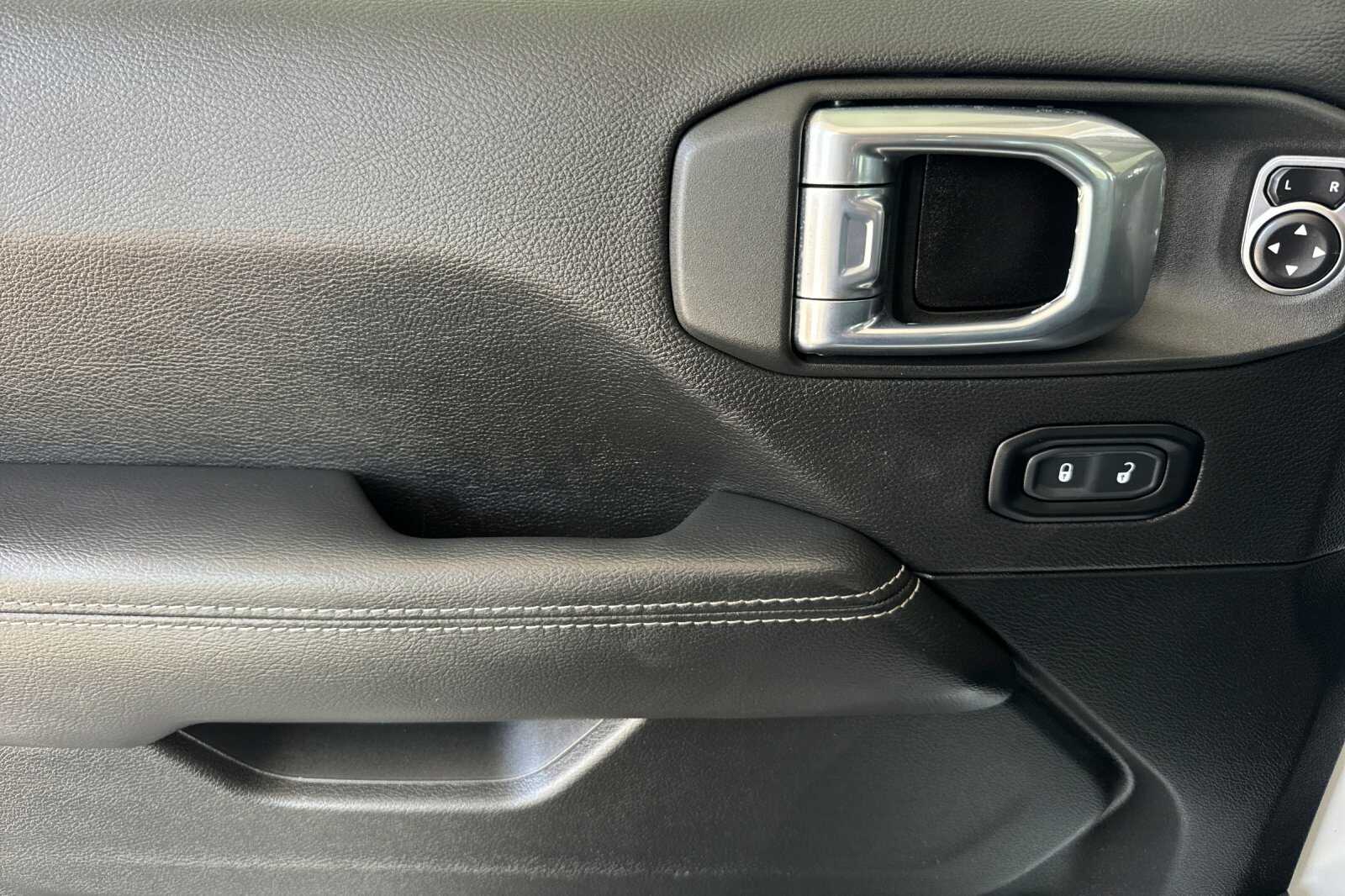 2023 Jeep Wrangler Unlimited Sahara 4xe photo 3