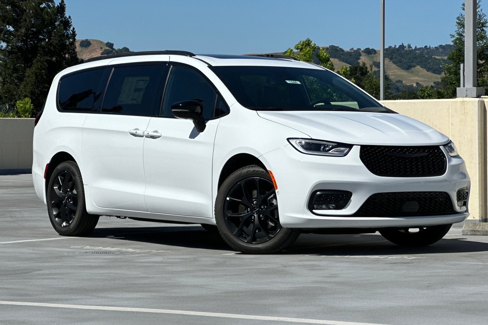 2025 Chrysler Pacifica Limited photo 2