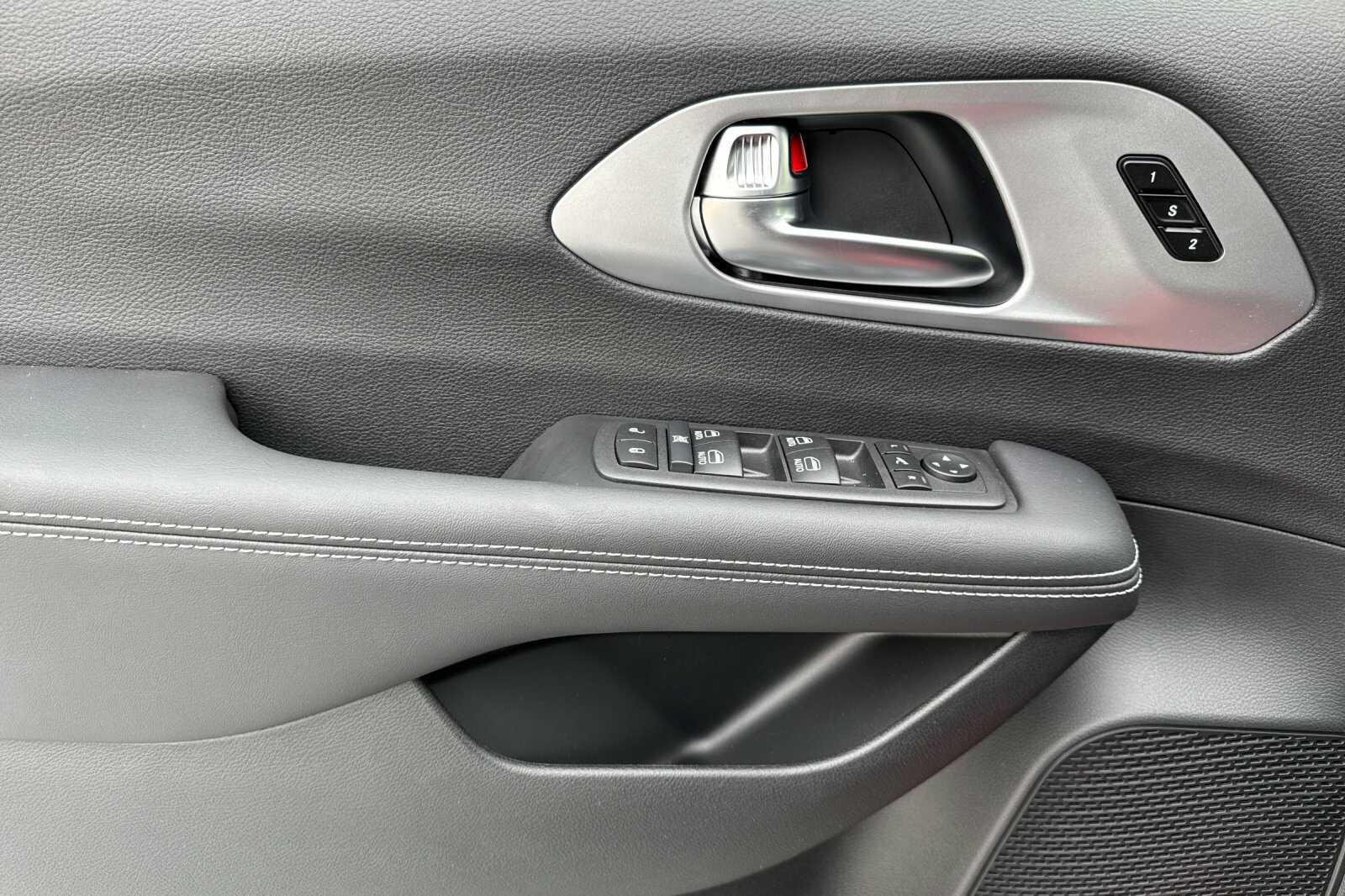 2026 Chrysler Pacifica Limited - Photo 8