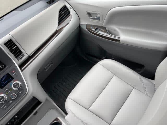 Thumbnail: 2020 Toyota Sienna - 17