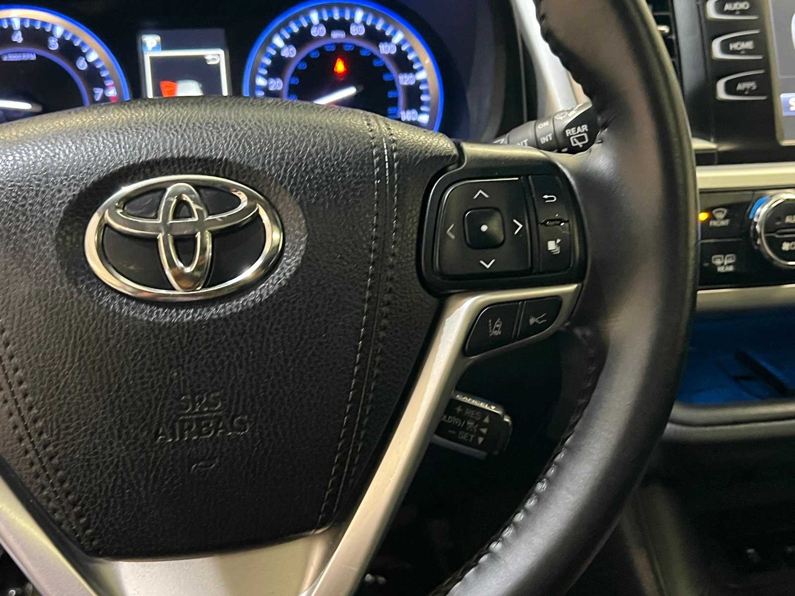 Thumbnail: 2019 Toyota Highlander - 21