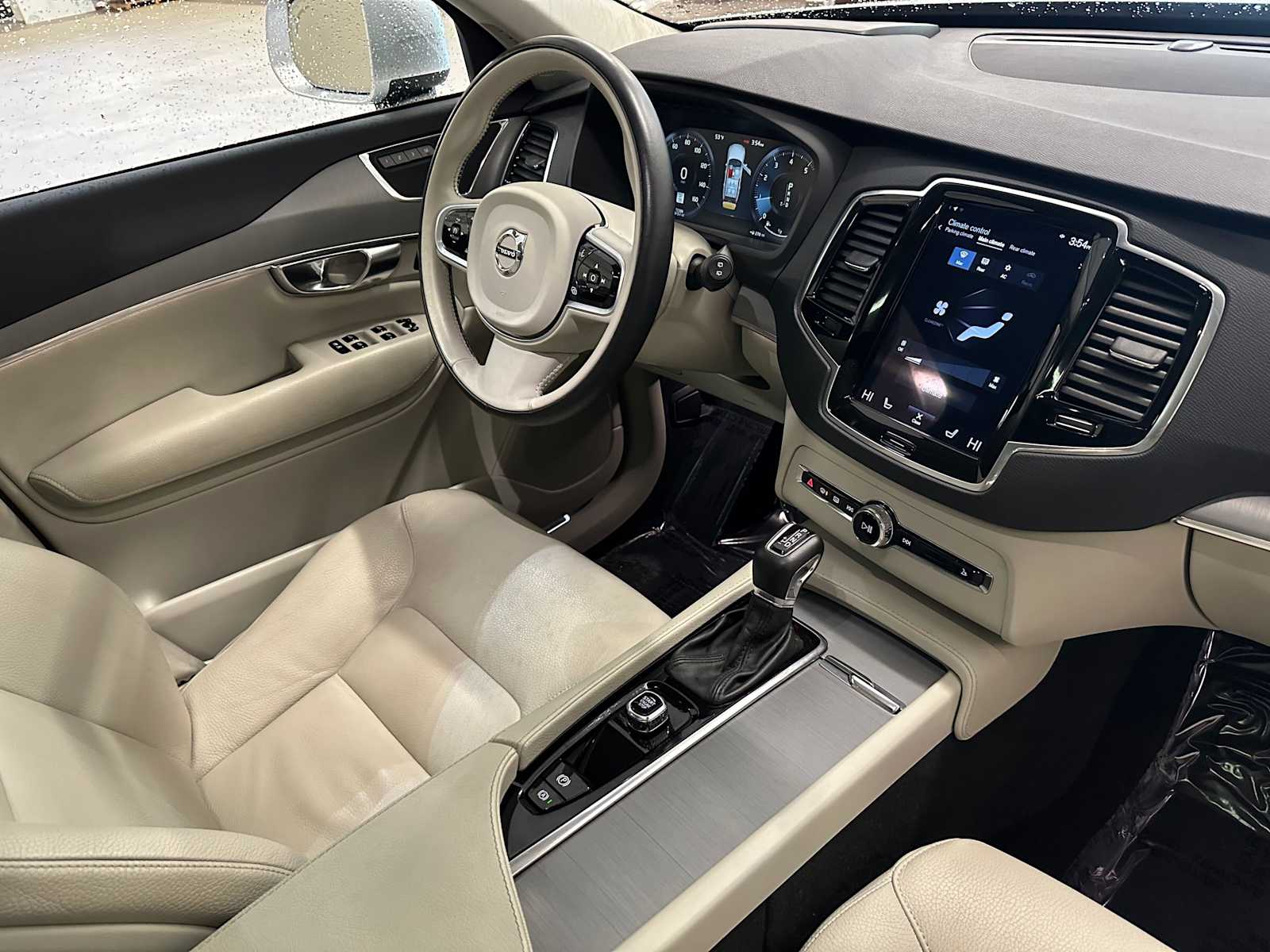 Thumbnail: 2022 Volvo XC90 - 31