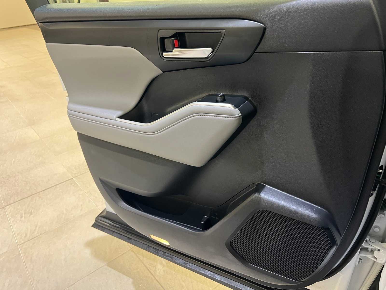 Thumbnail: 2022 Toyota Highlander - 18