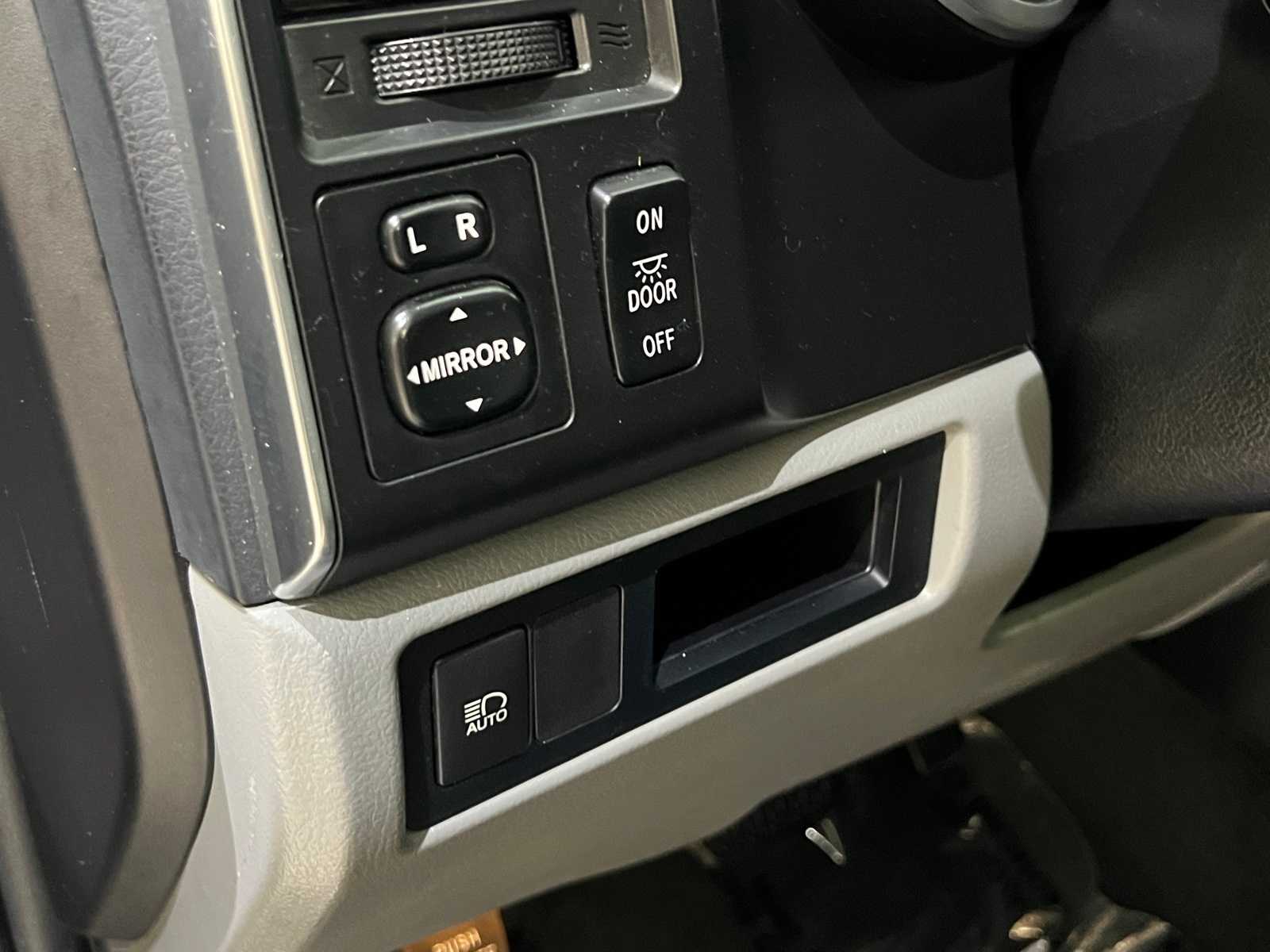Thumbnail: 2018 Toyota Sequoia - 16