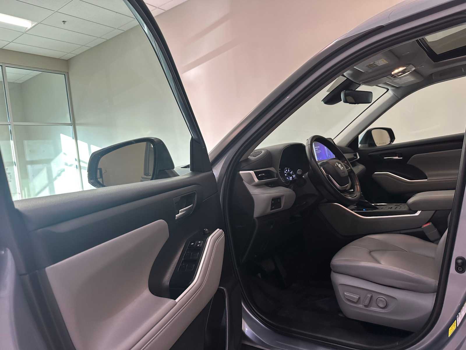 Thumbnail: 2023 Toyota Highlander - 22