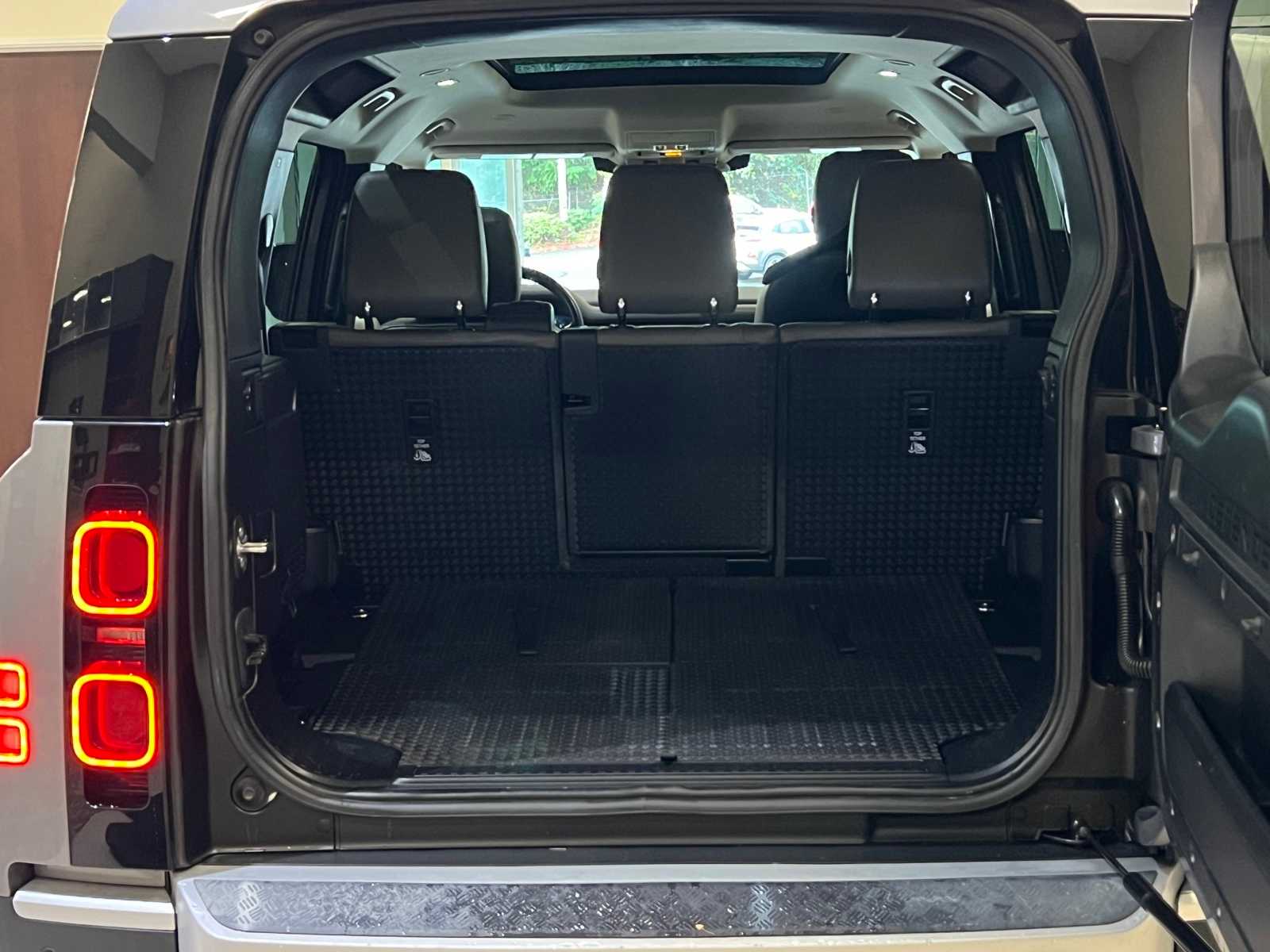 Thumbnail: 2020 Land Rover Defender - 28