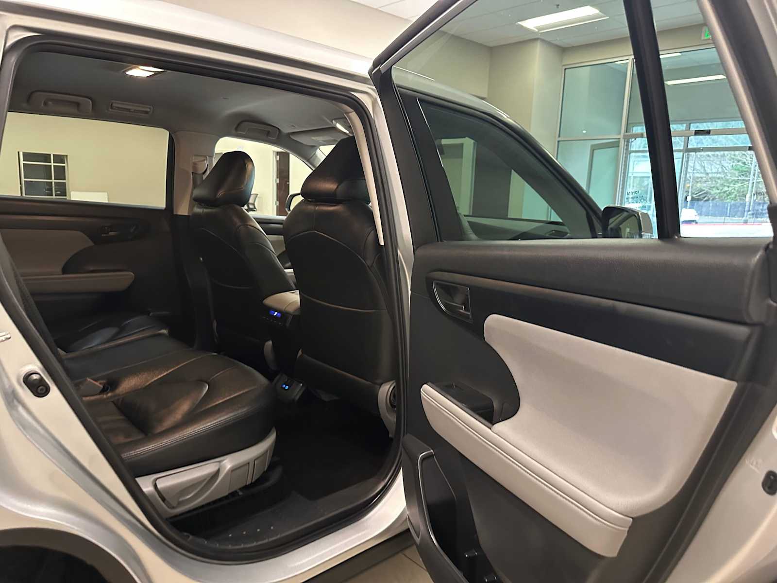 Thumbnail: 2022 Toyota Highlander - 26