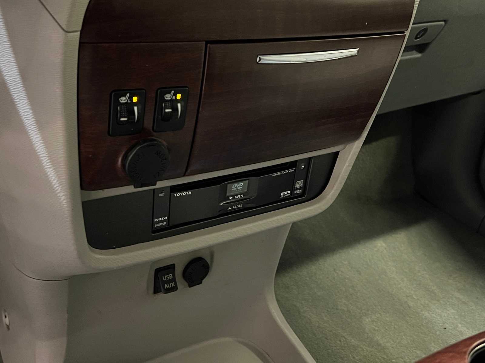 Thumbnail: 2014 Toyota Sienna - 23