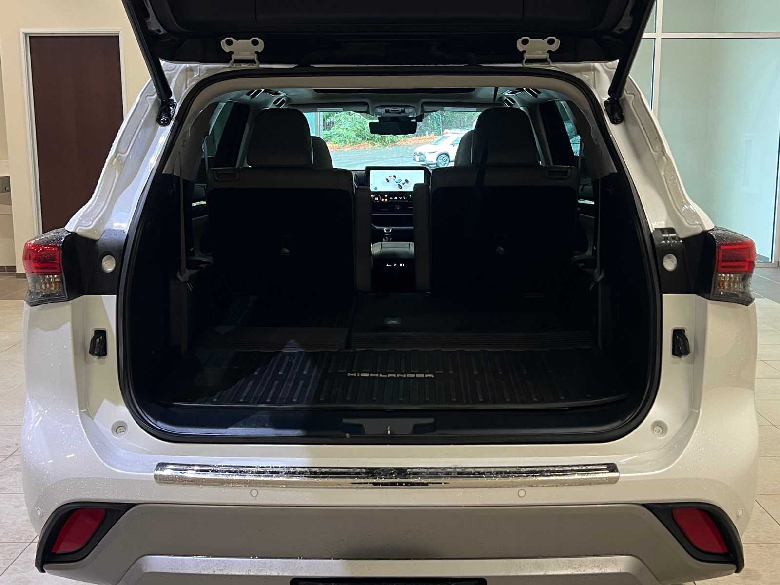 Thumbnail: 2023 Toyota Highlander - 31