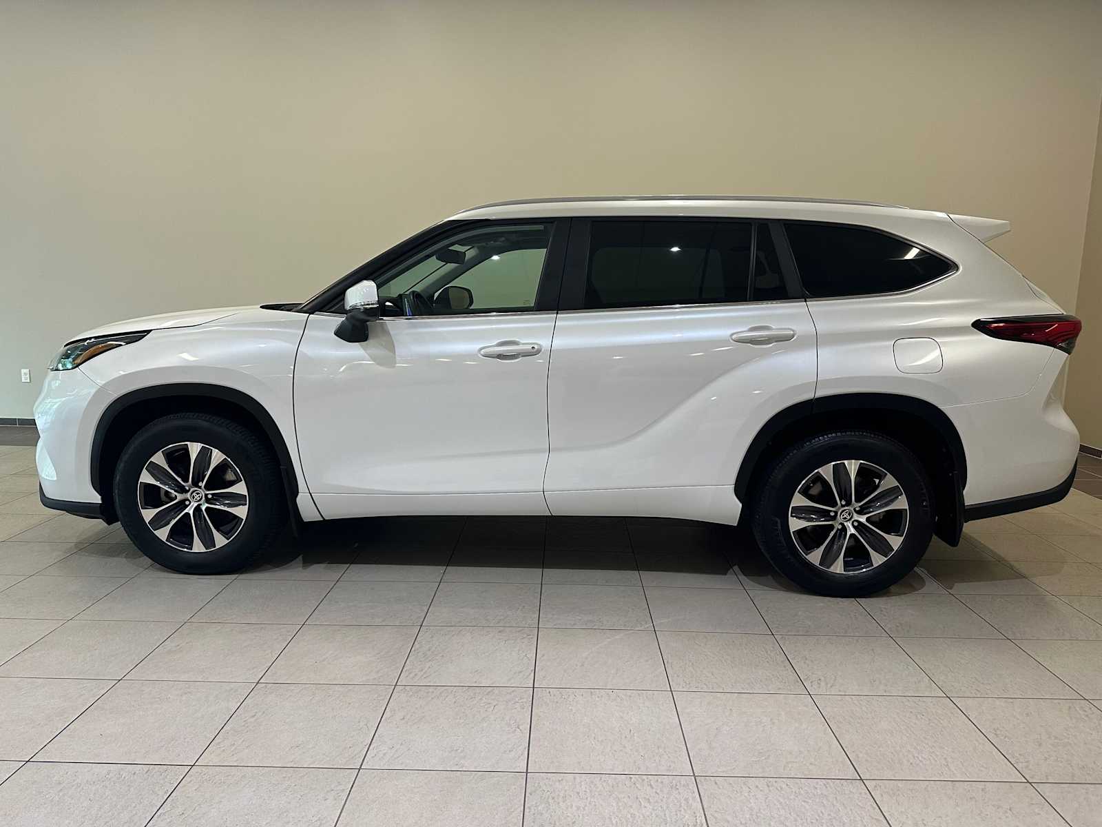 Thumbnail: 2023 Toyota Highlander - 3