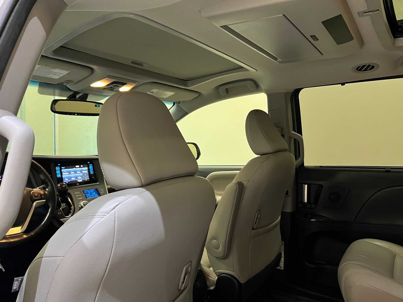 Thumbnail: 2017 Toyota Sienna - 12