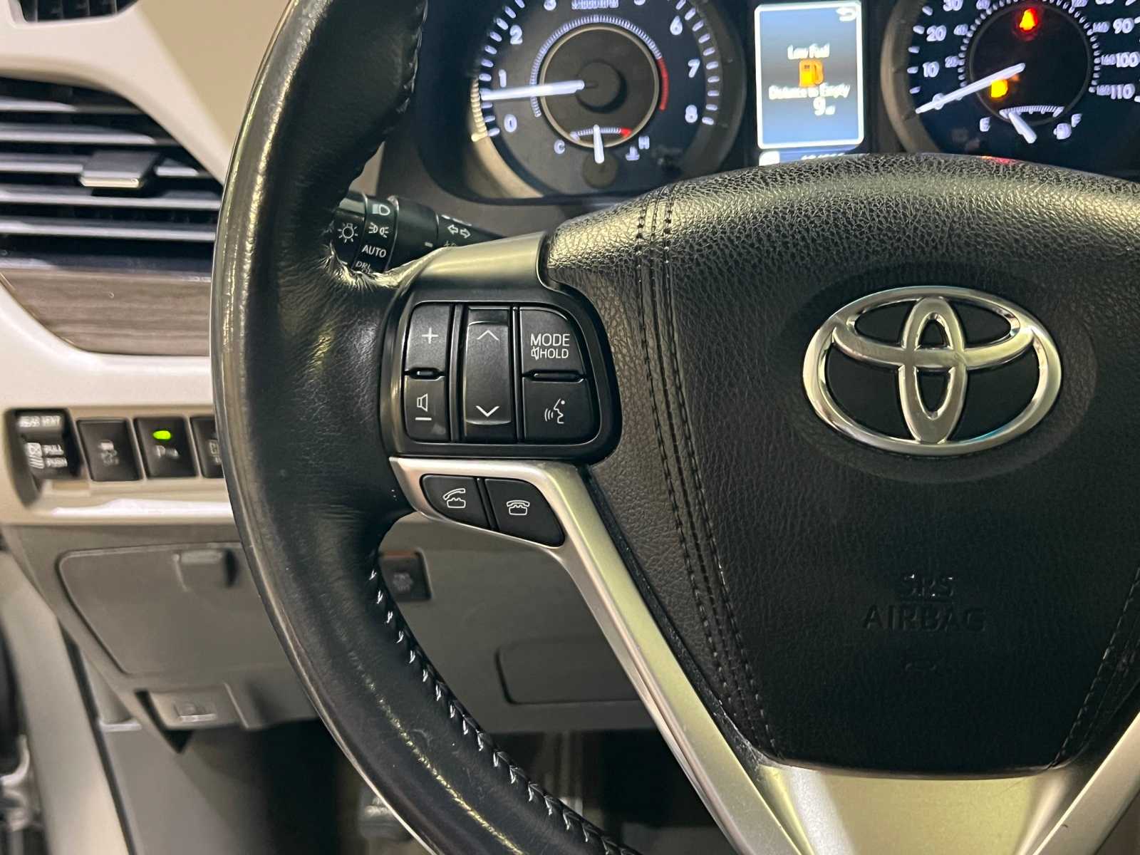 Thumbnail: 2015 Toyota Sienna - 22