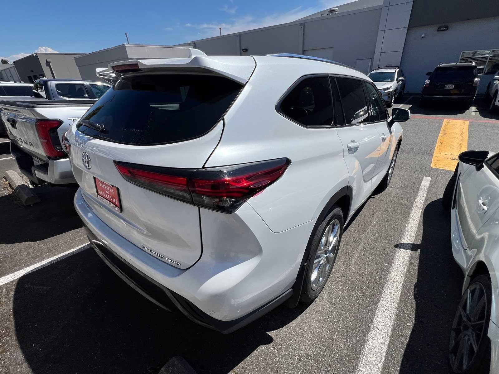 Thumbnail: 2022 Toyota Highlander - 6