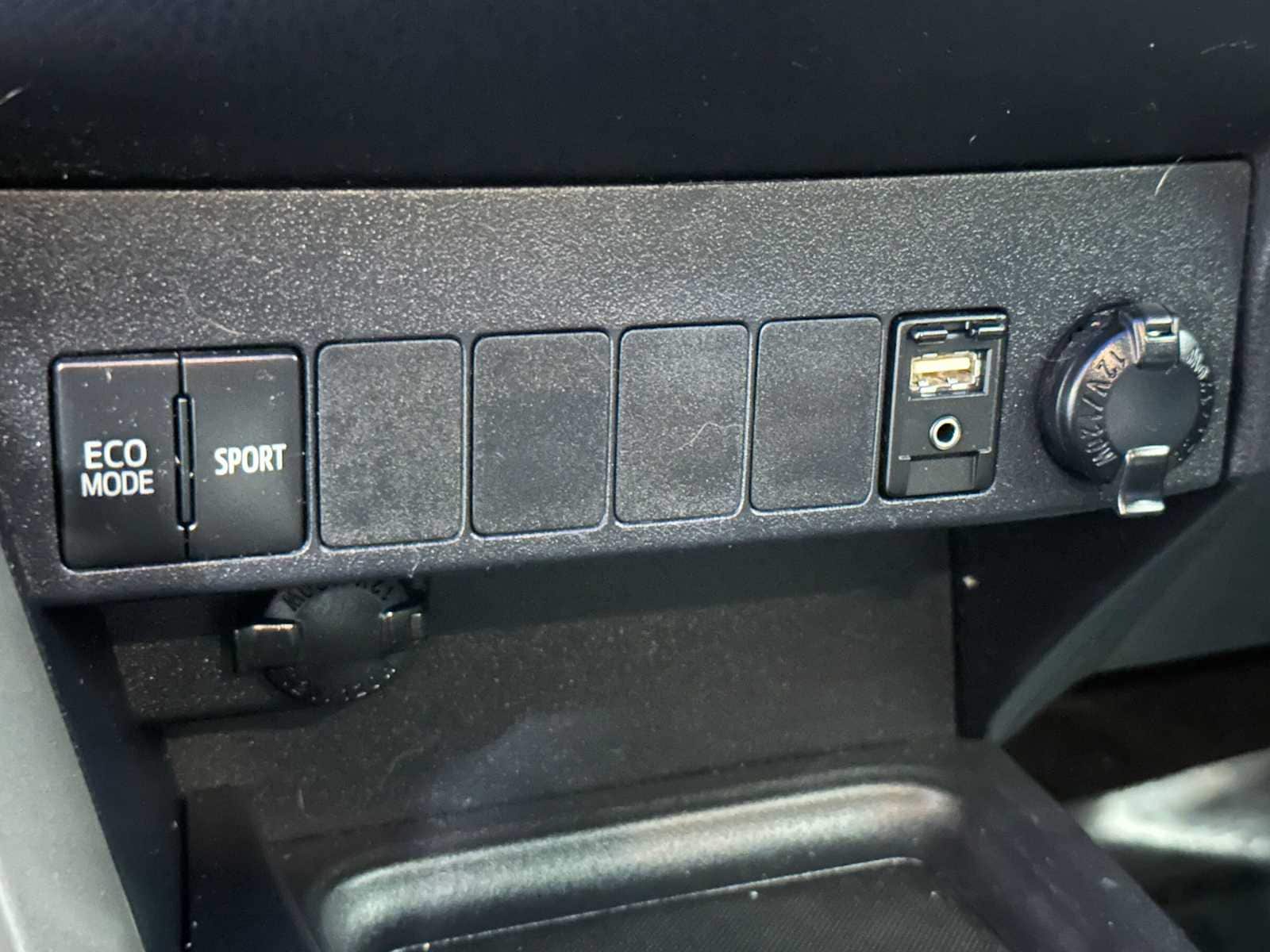 Thumbnail: 2017 Toyota RAV4 - 15