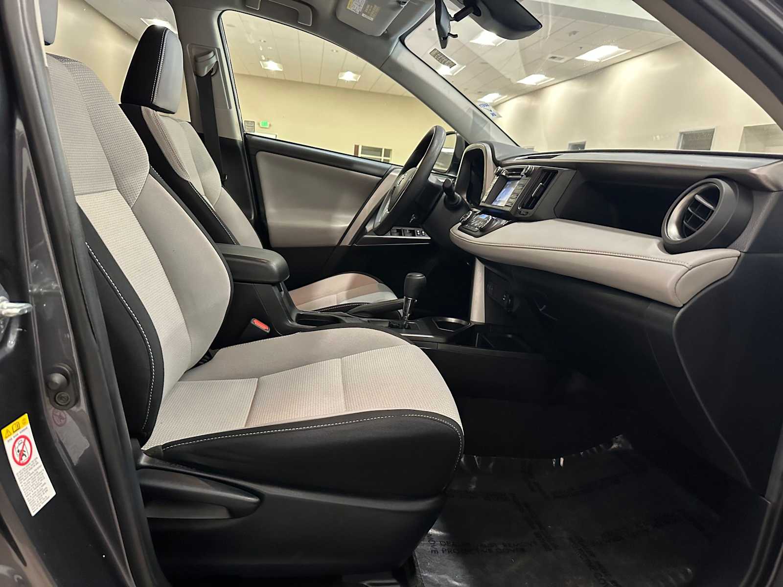 Thumbnail: 2018 Toyota RAV4 - 25