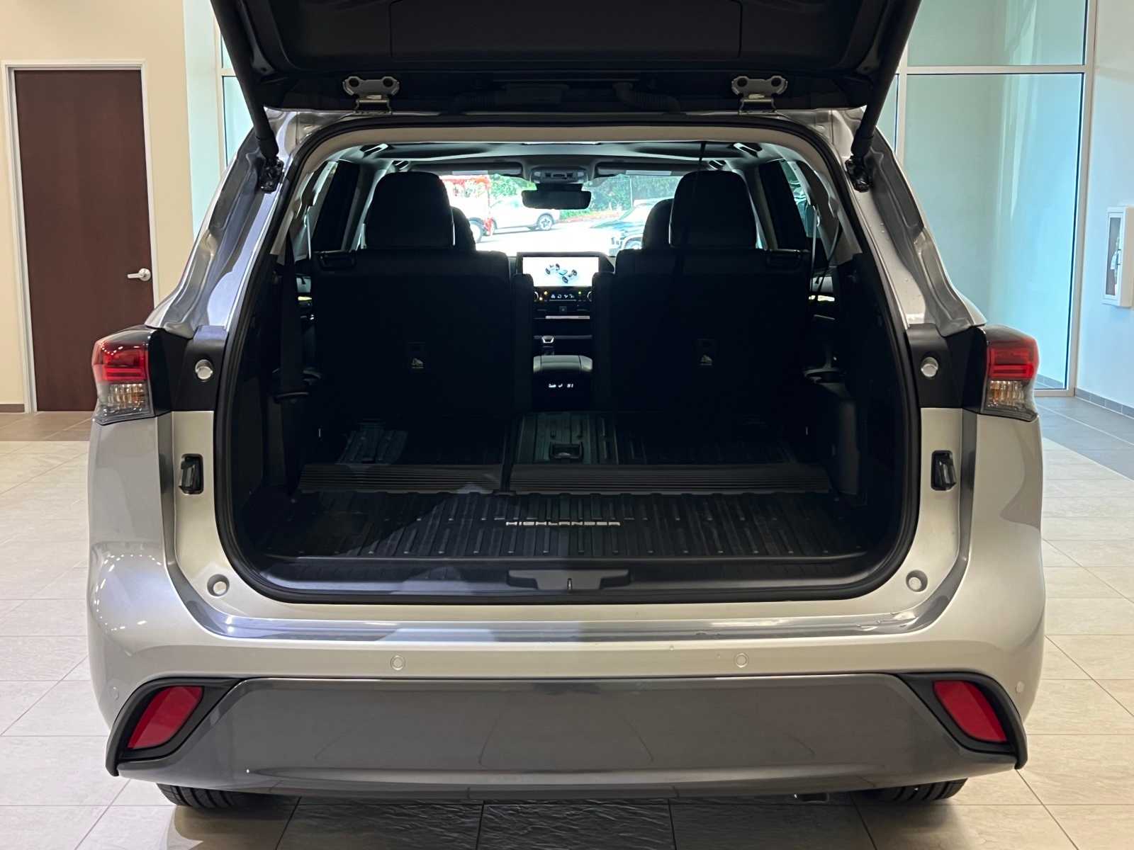 Thumbnail: 2025 Toyota Highlander - 31