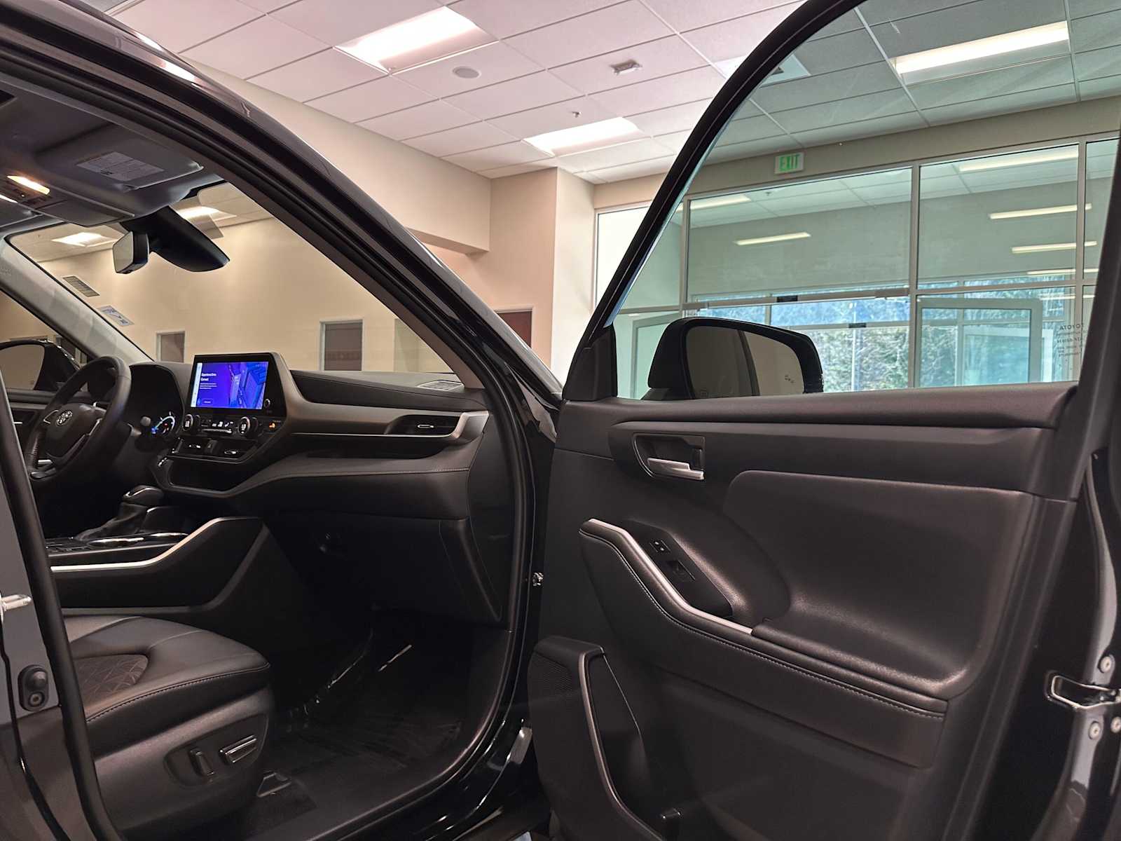 Thumbnail: 2024 Toyota Highlander - 28