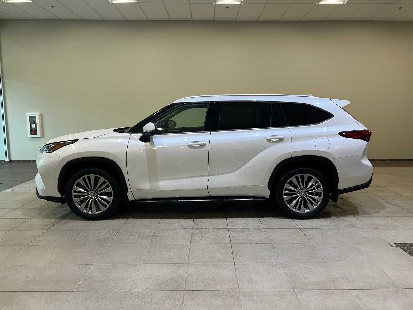 Thumbnail: 2023 Toyota Highlander - 3