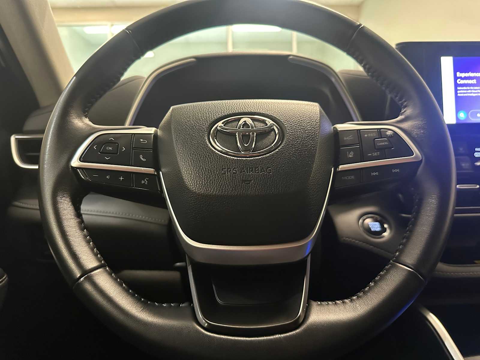 Thumbnail: 2023 Toyota Highlander - 11