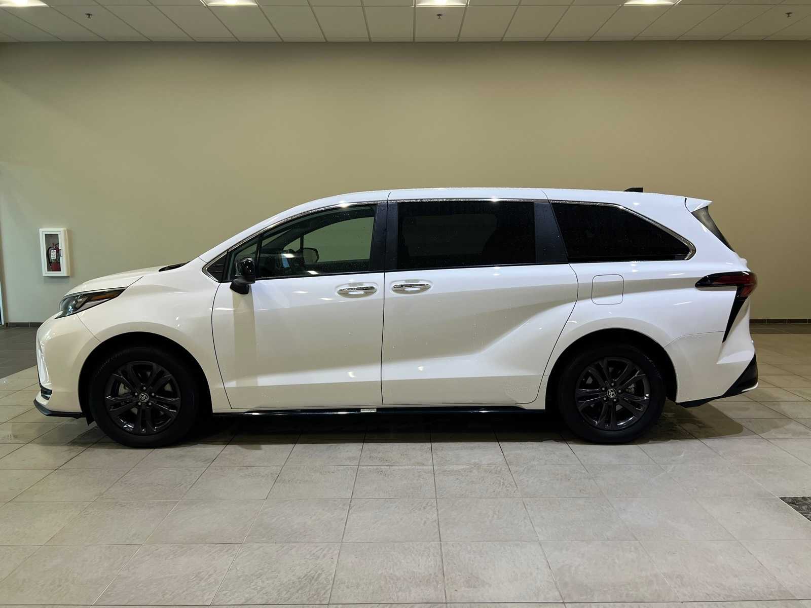 Thumbnail: 2024 Toyota Sienna - 3