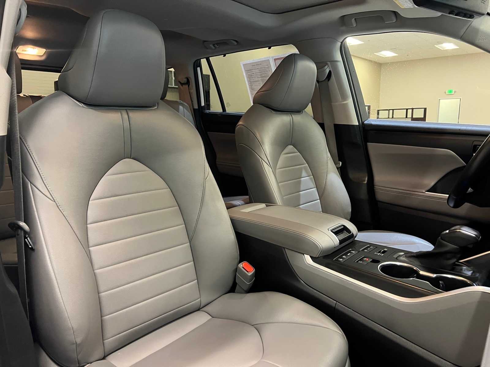 Thumbnail: 2022 Toyota Highlander - 14