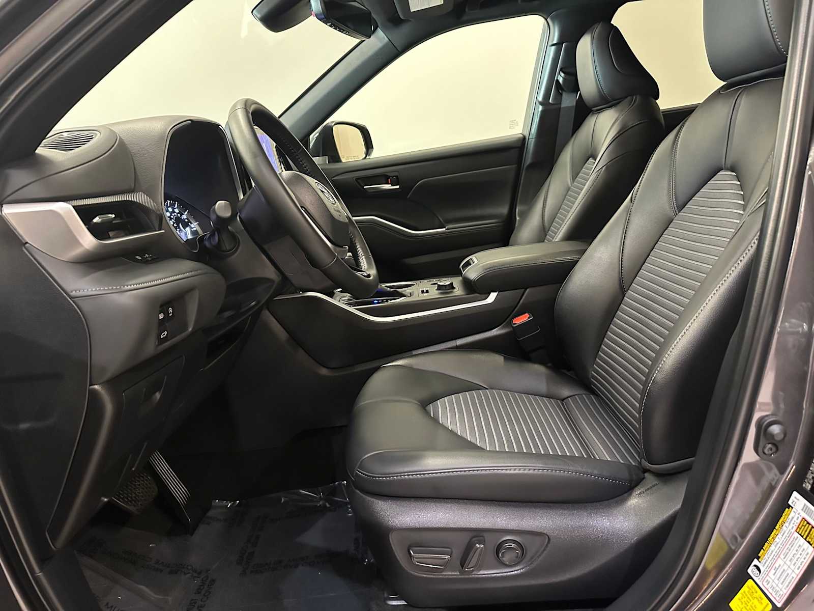 Thumbnail: 2024 Toyota Highlander - 21