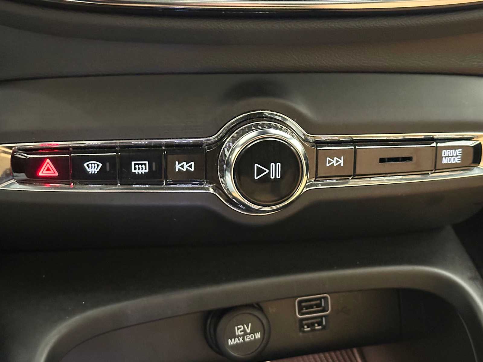 Thumbnail: 2020 Volvo XC40 - 16