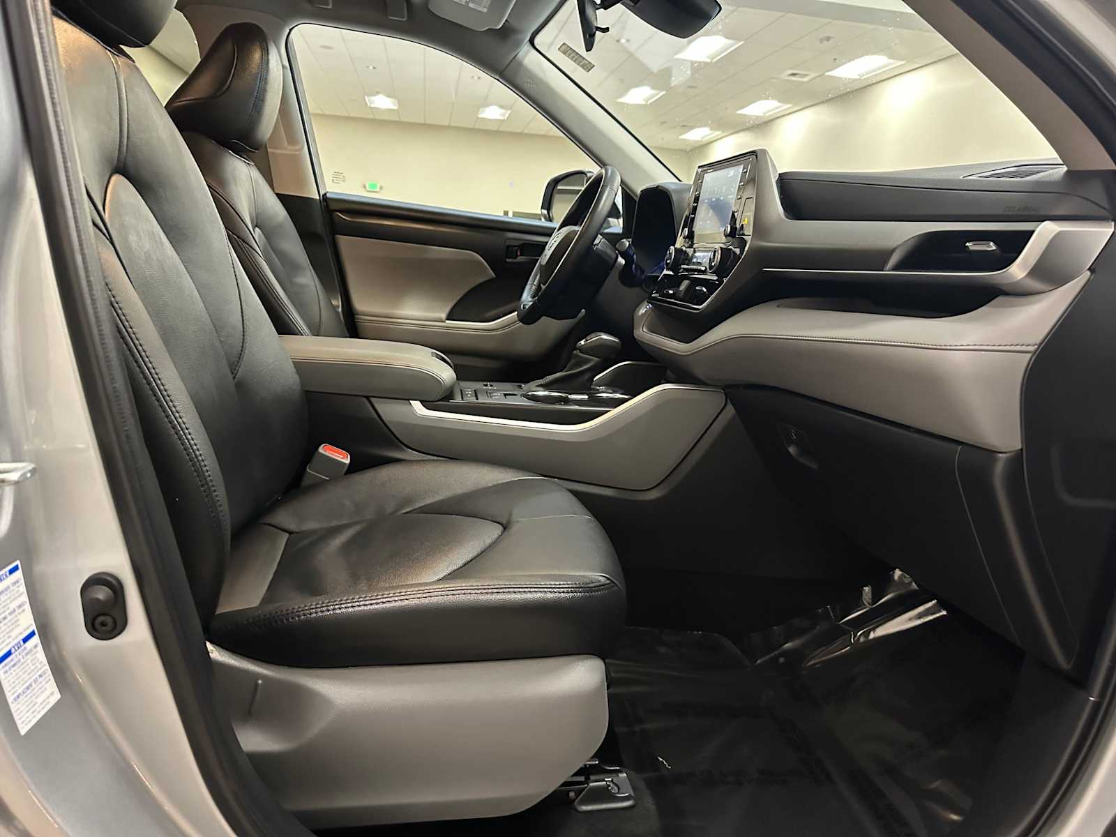 Thumbnail: 2022 Toyota Highlander - 27