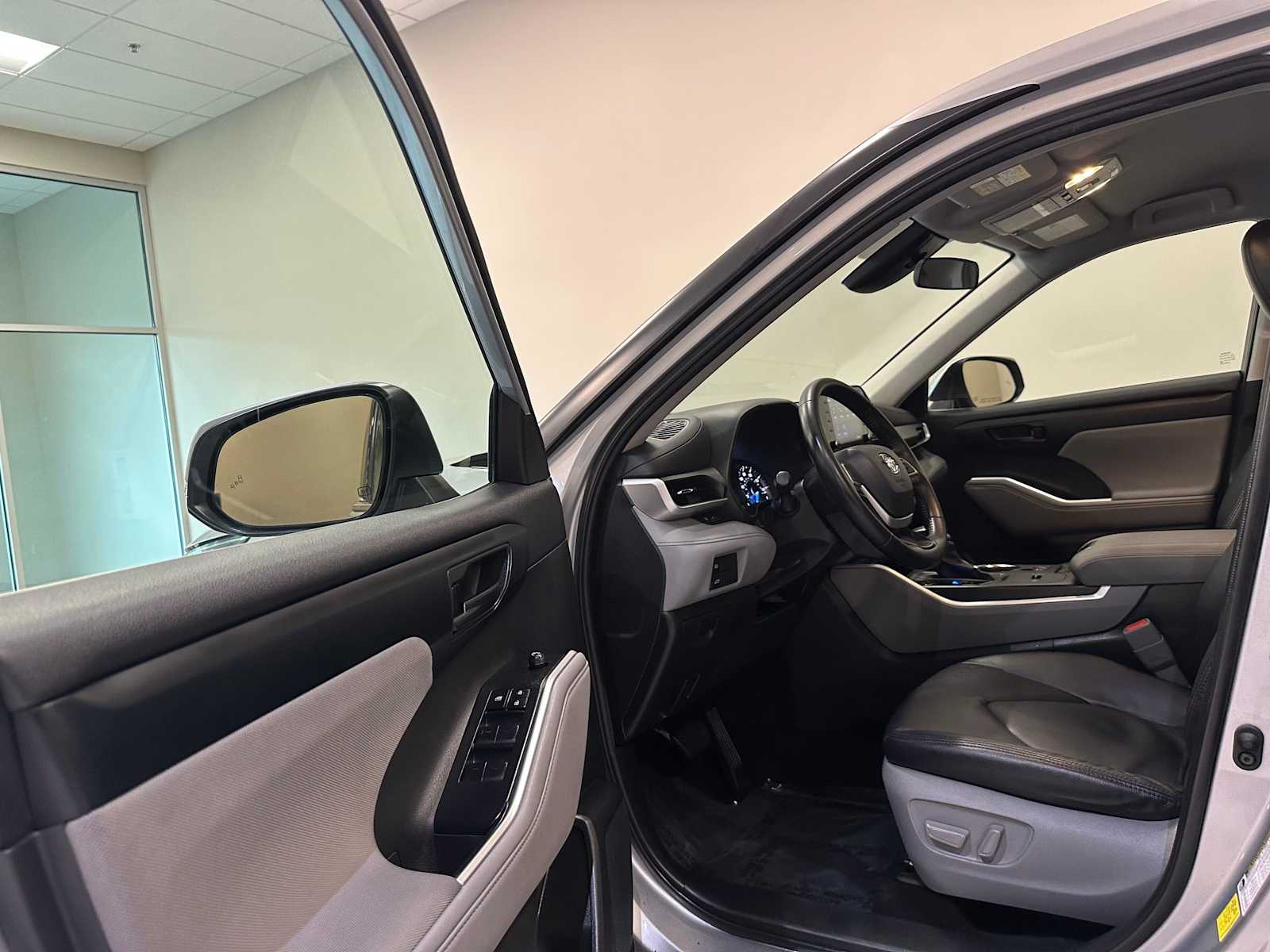 Thumbnail: 2022 Toyota Highlander - 21