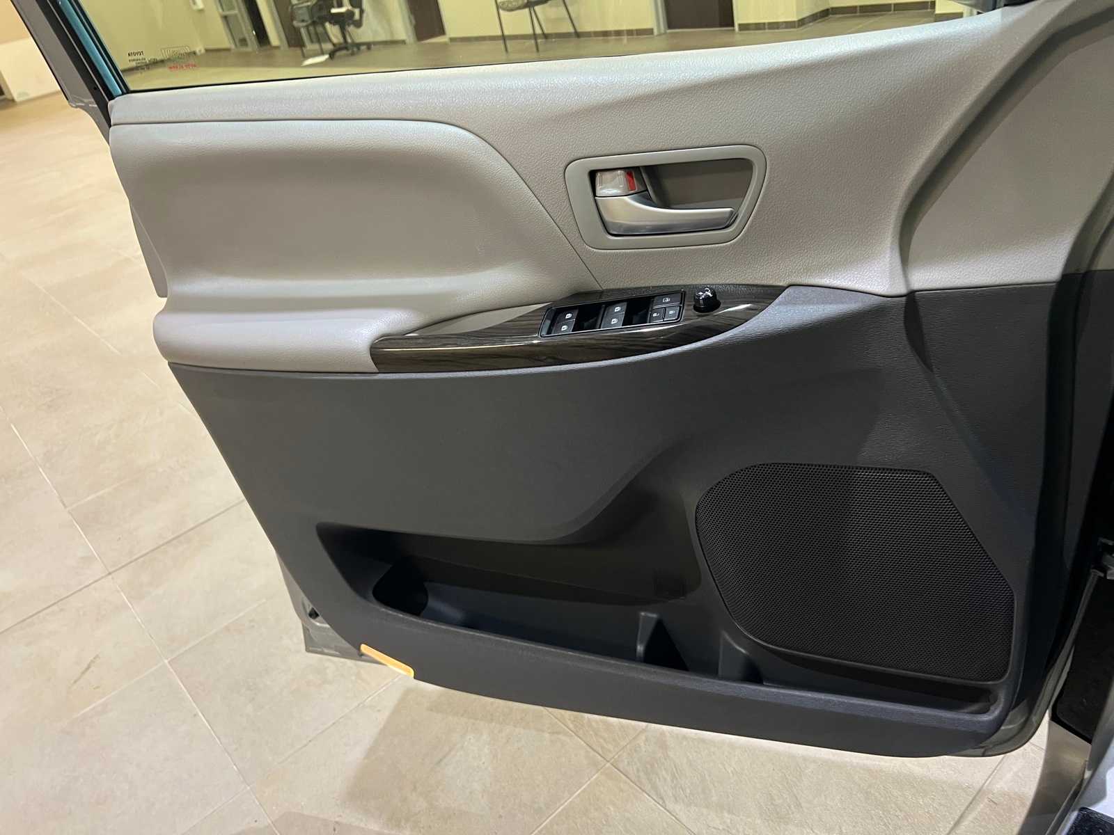 Thumbnail: 2015 Toyota Sienna - 18