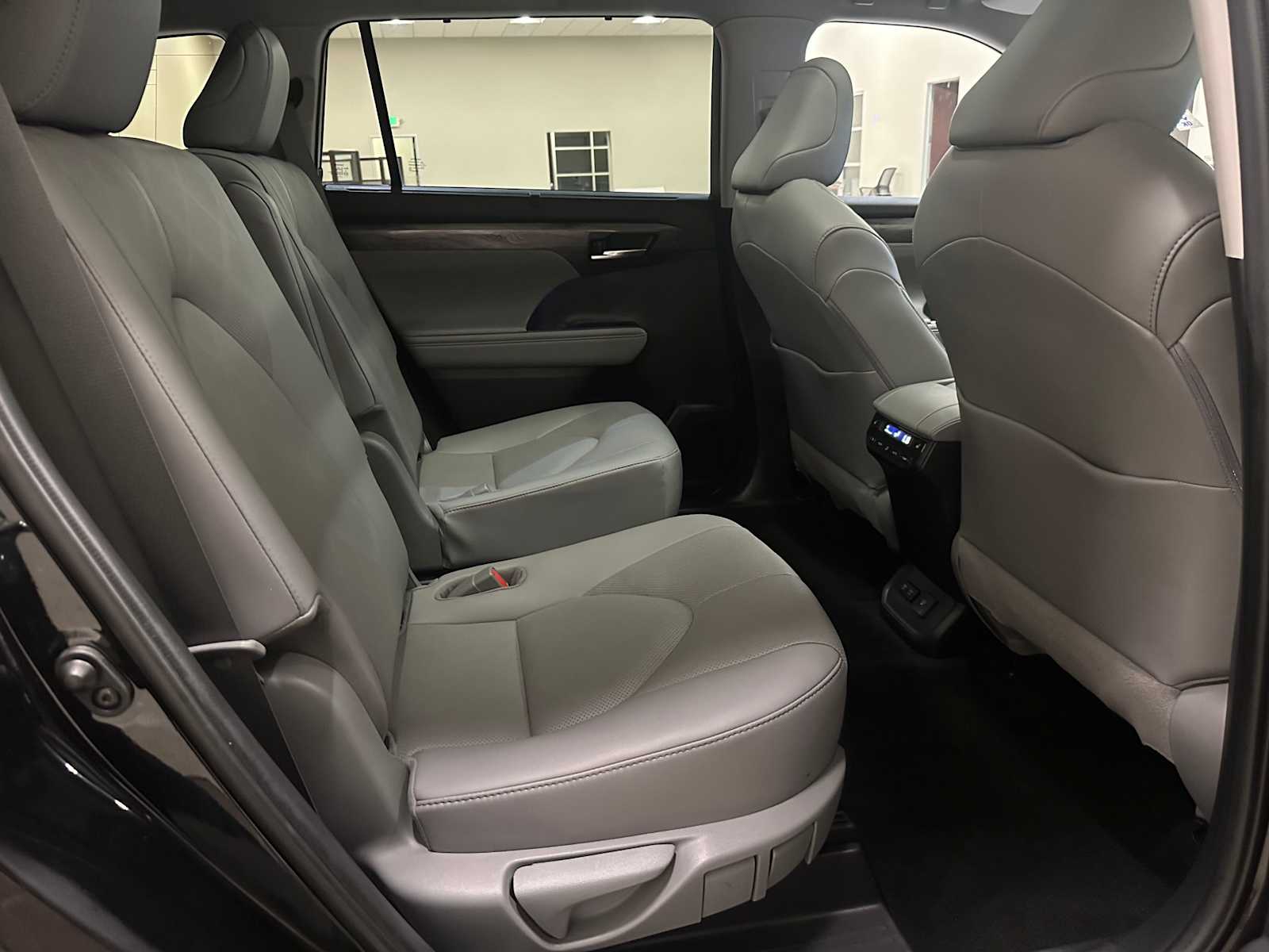 Thumbnail: 2020 Toyota Highlander - 30