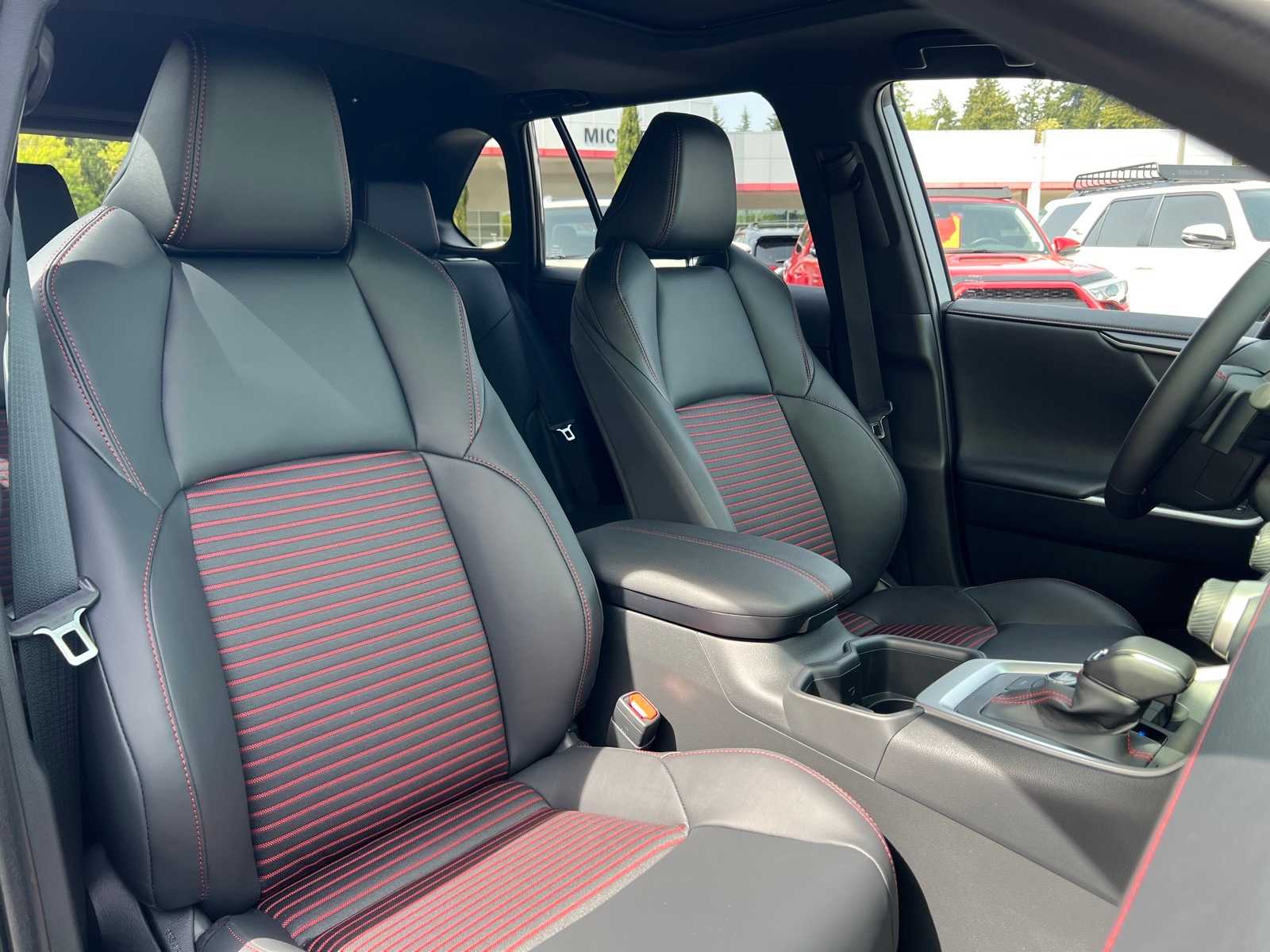 2025 Toyota RAV4 XSE 14