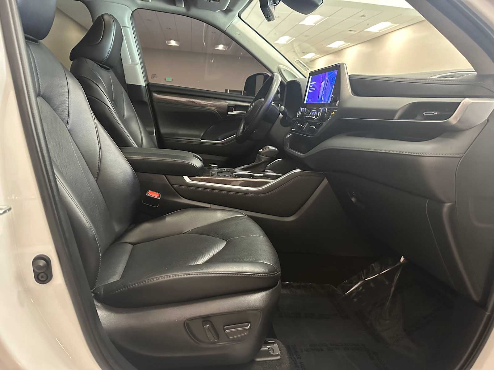 Thumbnail: 2023 Toyota Highlander - 29