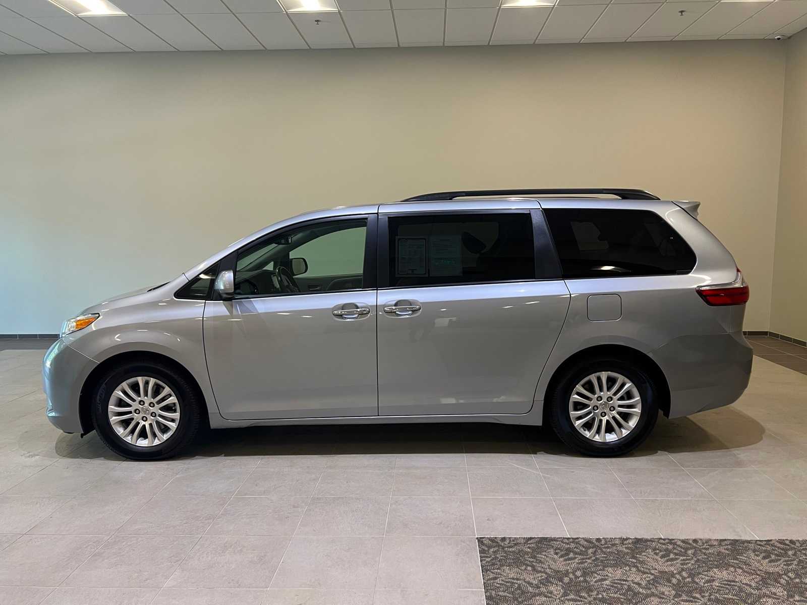 Thumbnail: 2015 Toyota Sienna - 3