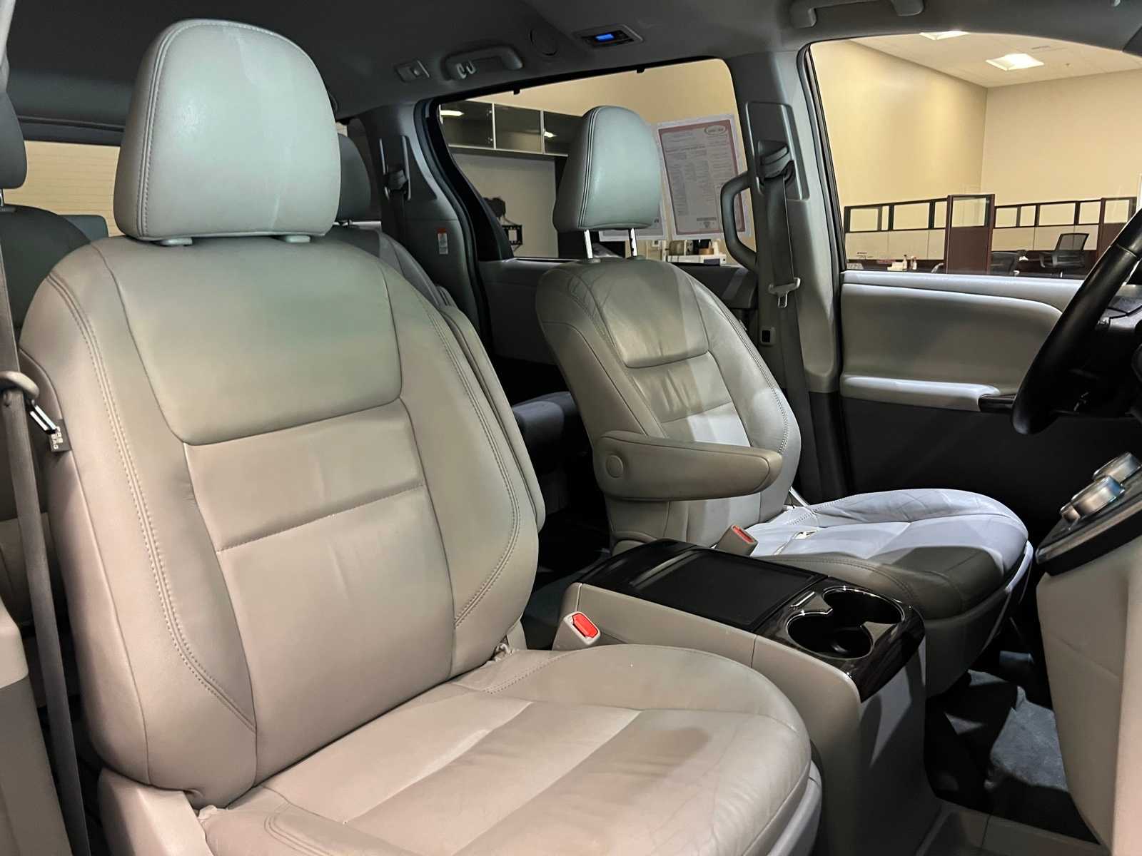 Thumbnail: 2015 Toyota Sienna - 14