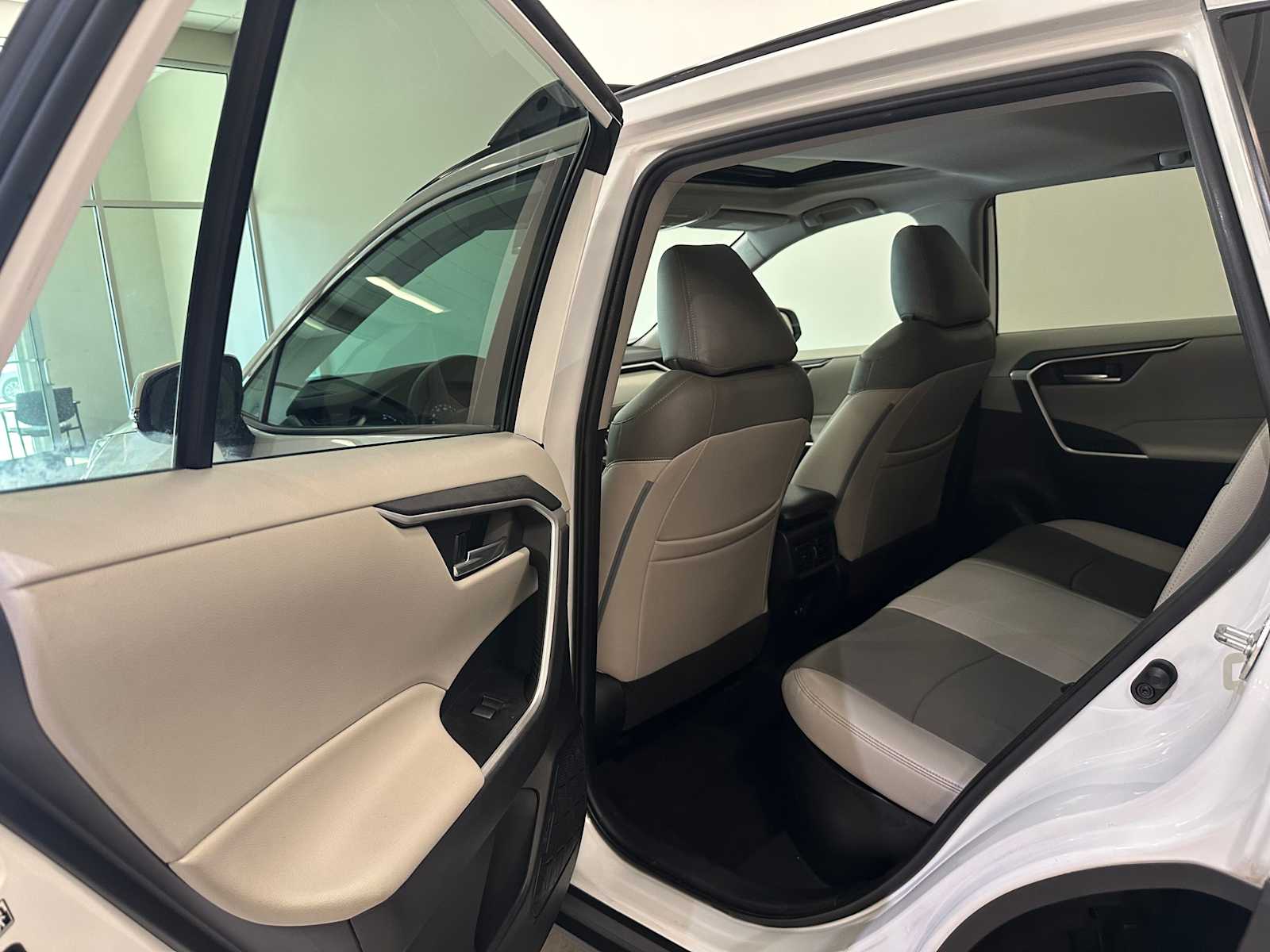 Thumbnail: 2020 Toyota RAV4 - 24